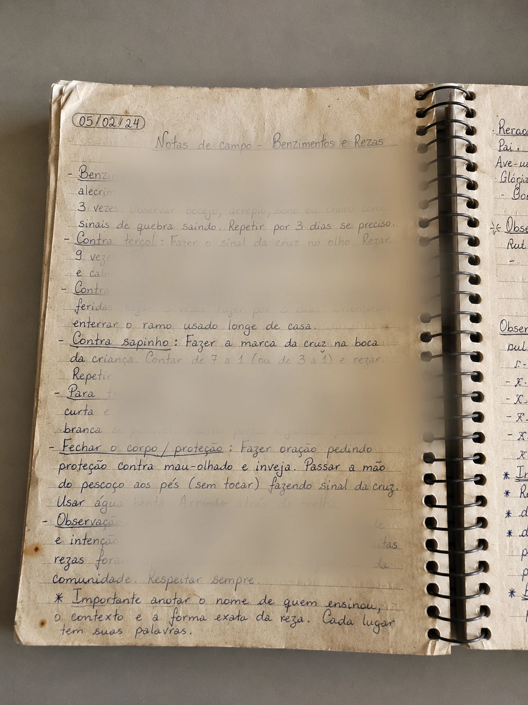 Caderno antigo com anotações de campo sobre benzimentos e rezas