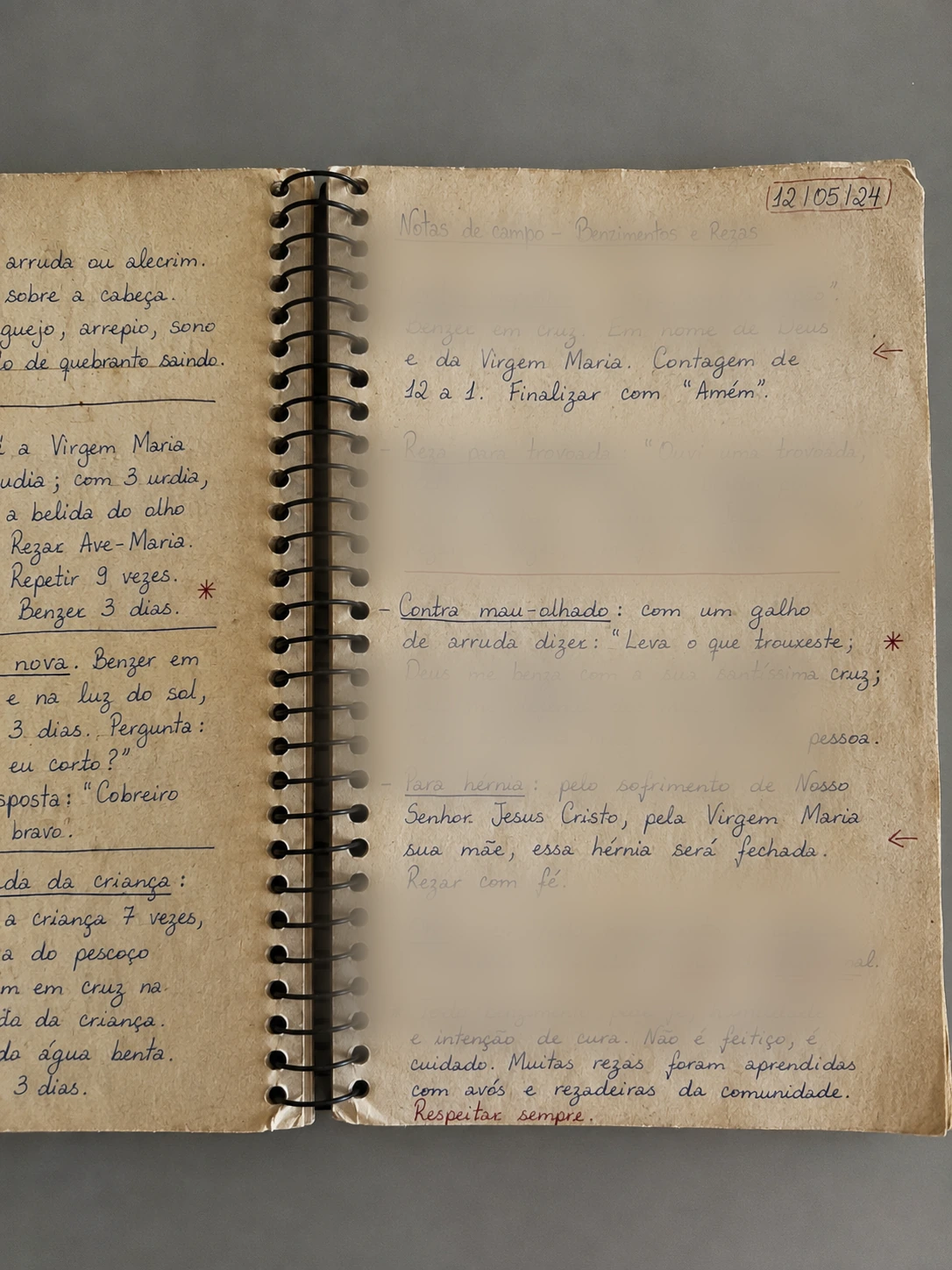 Caderno aberto com anotações de campo sobre benzimentos e rezas
